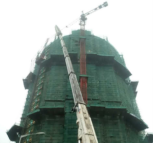 百色市吊车在工地上作业